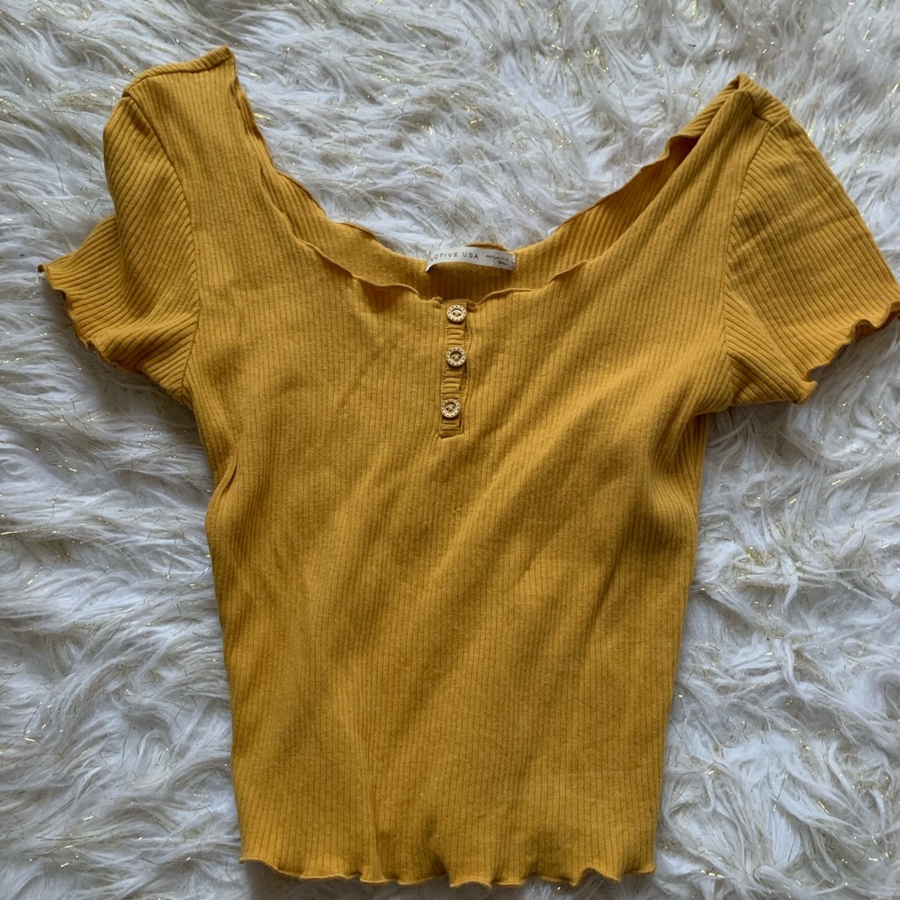 Yellow cropped tshirt